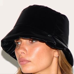 BLACK SHINY NYLON BUCKET HAT
